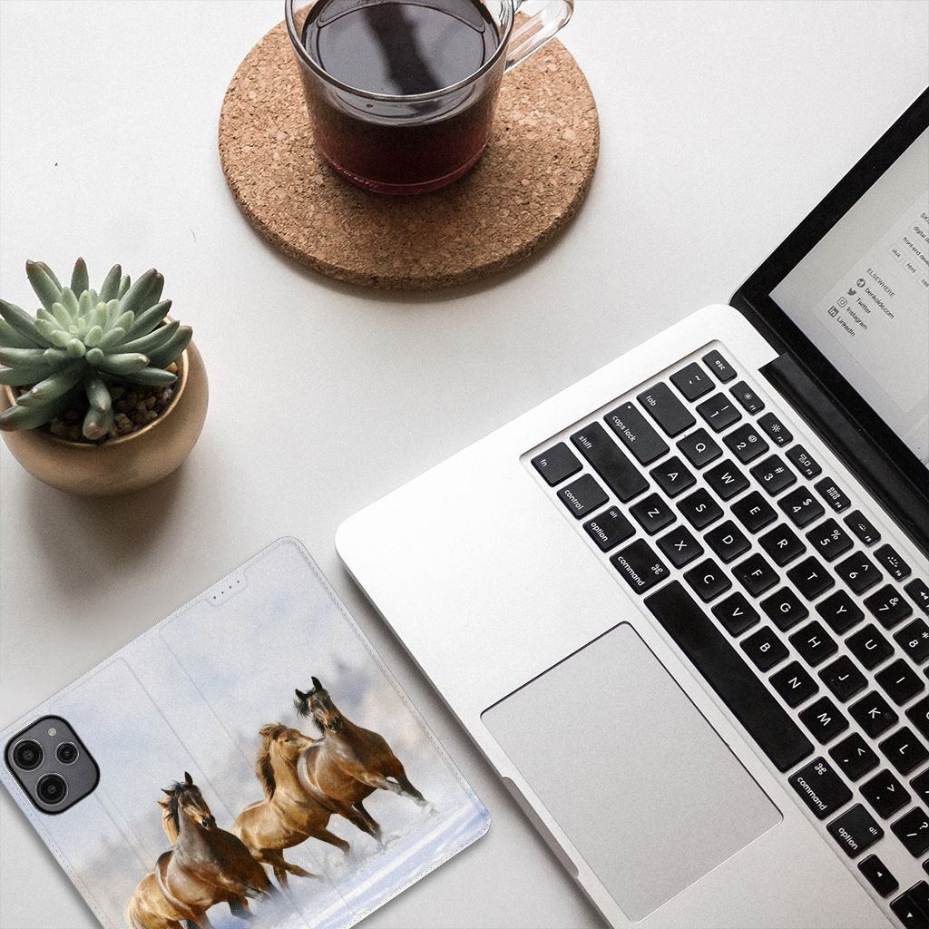 Xiaomi Redmi 12 4G Hoesje maken Paarden op een bureau met een laptop en een kopje koffie.