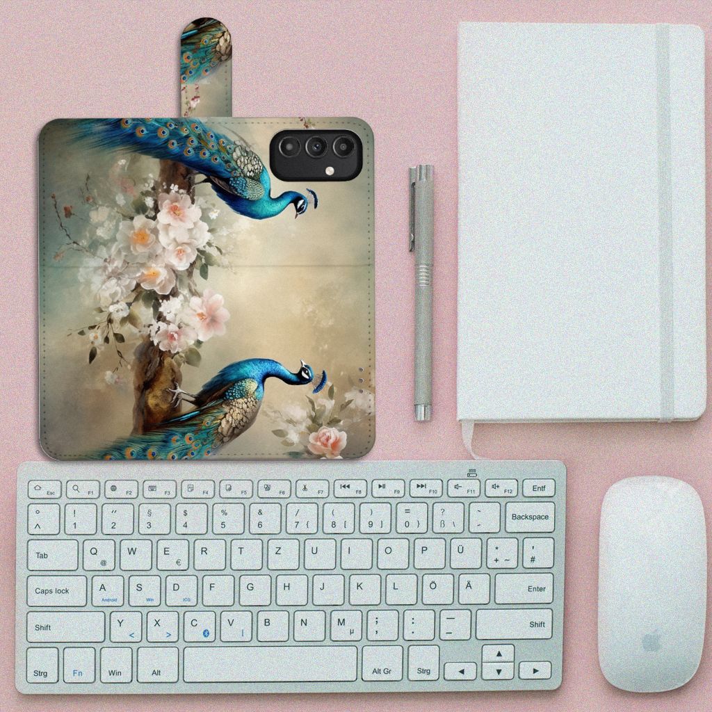 Telefoonhoesje met Pasjes voor Samsung Galaxy A14 5G Vintage Pauwen op een bureau naast toetsenbord en notitieboek.