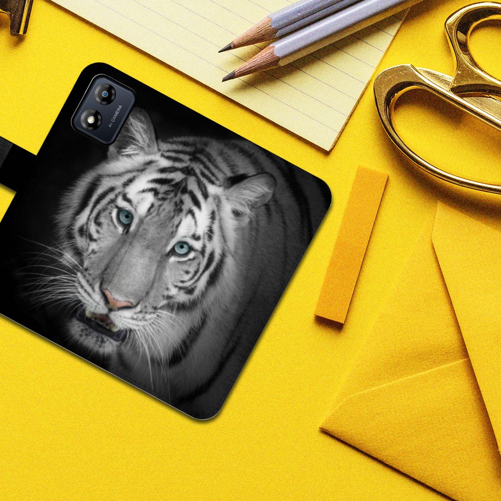 Motorola Moto E13 4G Telefoonhoesje met Pasjes Tijger