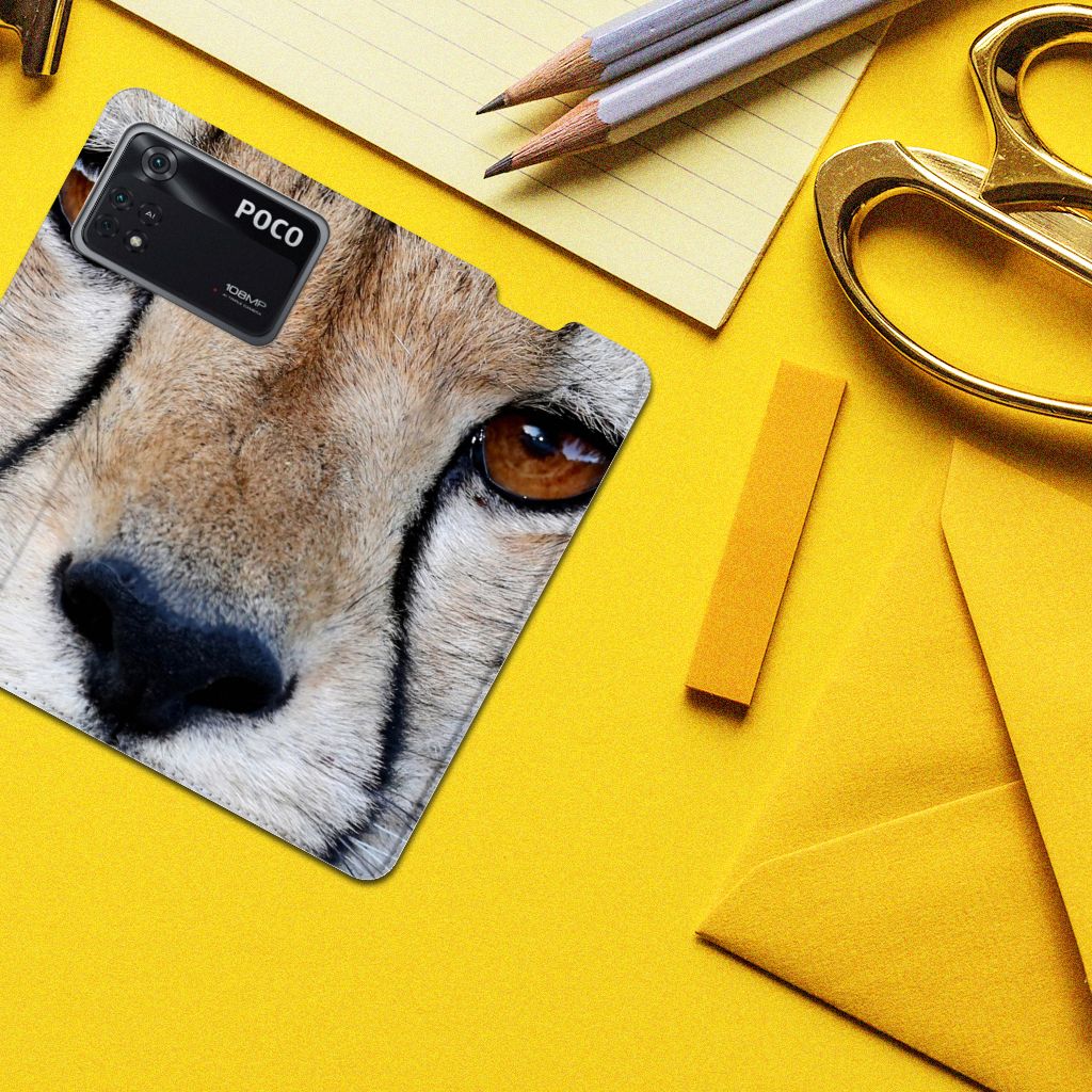 Poco X4 Pro 5G Hoesje maken Cheetah met close-up van een cheetah gezicht op een geel bureau.