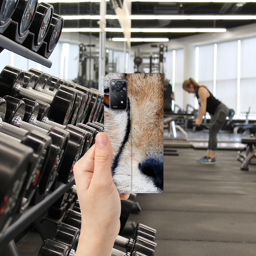 Xiaomi Redmi Note 11 Pro Hoesje maken Cheetah in de sportschool met dumbbells op de achtergrond.
