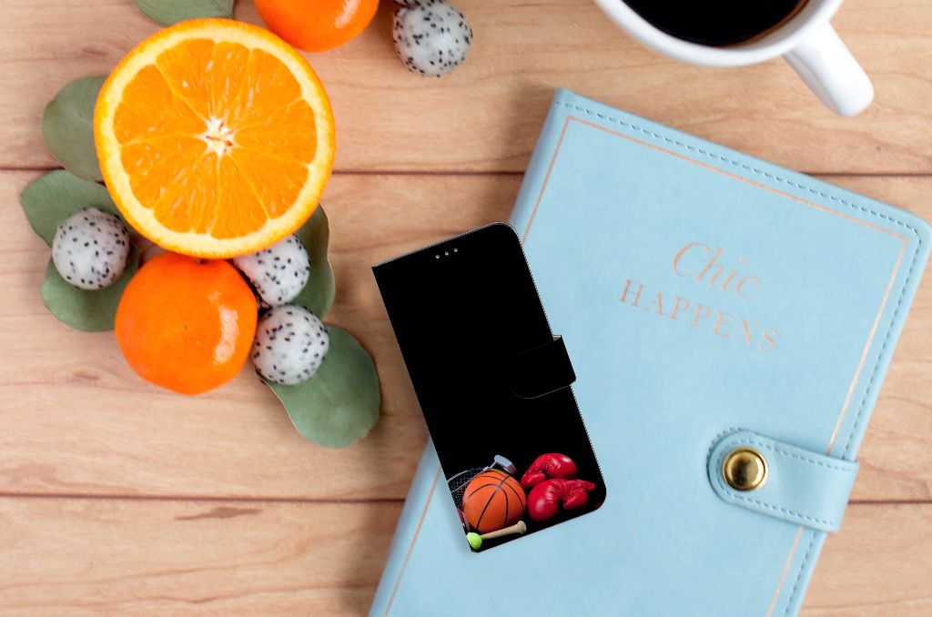 Motorola Moto G60 Wallet Case met Pasjes Sports naast fruit en een notitieboekje op een houten tafel.