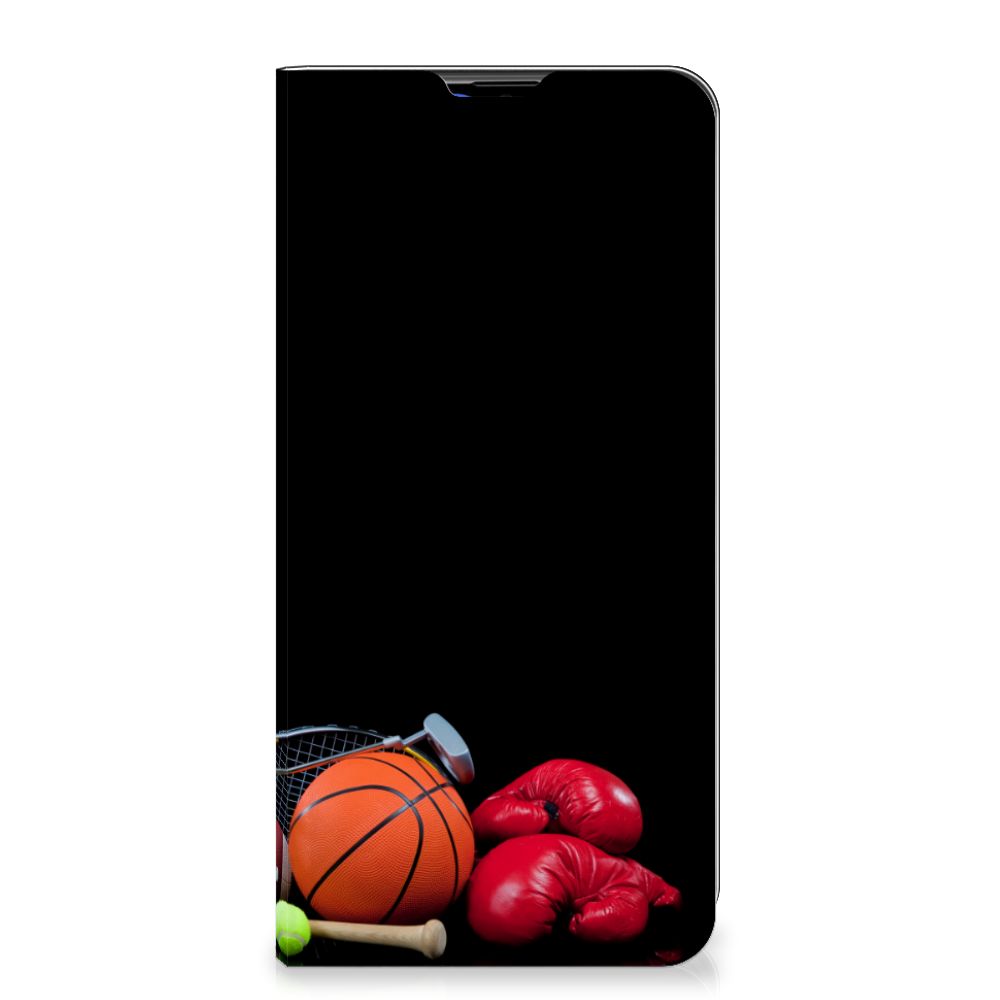 Samsung Galaxy A20s Hippe Standcase Sports met sportuitrusting zoals een basketbal en bokshandschoenen.