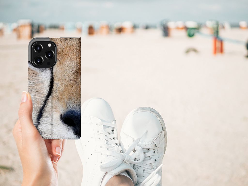 iPhone 13 Pro Hoesje maken Cheetah met close-up van een cheetah op een strand, ideaal voor een trendy uitstraling.