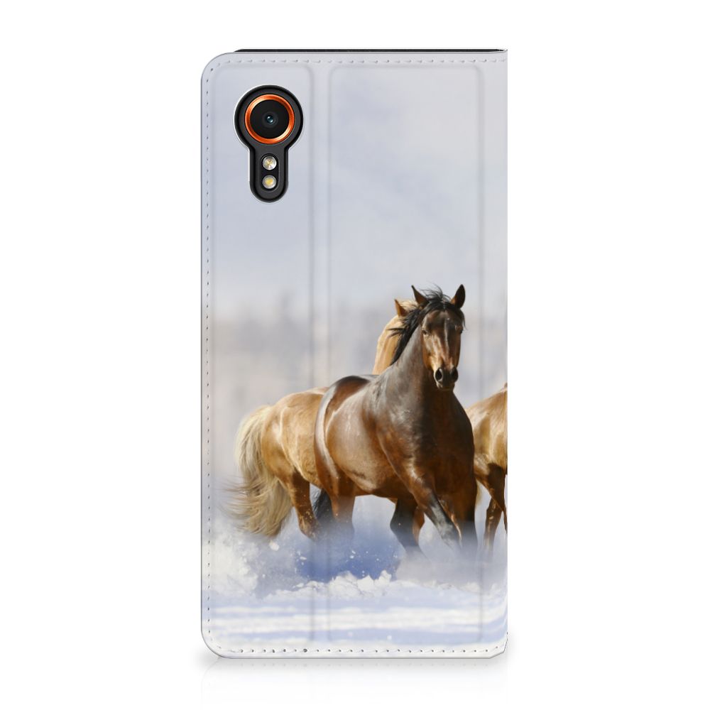 Samsung Galaxy Xcover 7 Hoesje maken Paarden met beeld van rennende paarden in sneeuw.