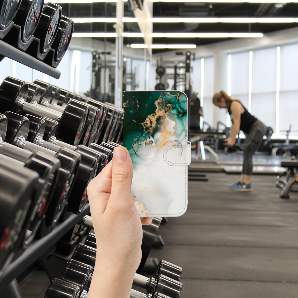 Bookcase voor iPhone 13 Pro Marmer Groen in de sportschool met gewichten op de achtergrond 🏋️‍♀️.
