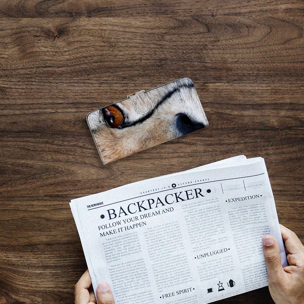 Samsung Galaxy A14 4G Telefoonhoesje met Pasjes Cheetah op houten tafel met krant eronder.