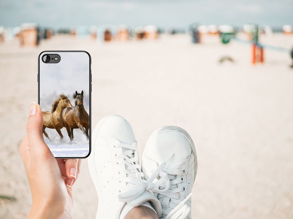 iPhone SE 2022 | SE 2020 | 7/8 Dierenprint Telefoonhoesje Paarden op een strand met sneakers