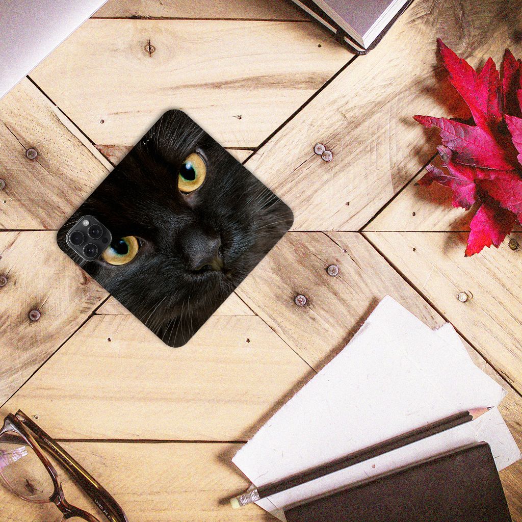 iPhone 15 Pro Max Hoesje maken Zwarte Kat met een close-up van een zwarte kat op een houten tafel.