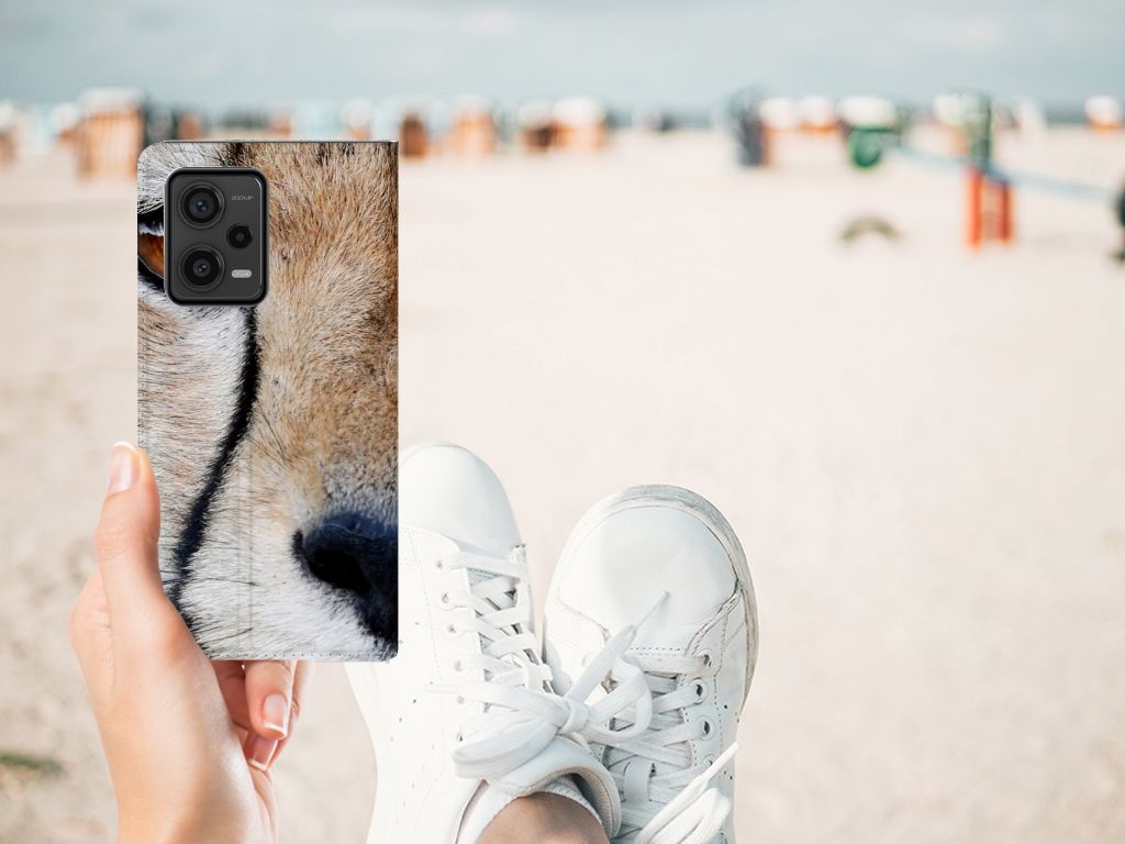 Xiaomi Redmi Note 12 Pro Plus Hoesje maken Cheetah close-up design met cheetah print op een strand.