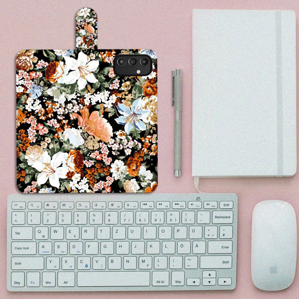 Hoesje voor Samsung Galaxy A14 5G Dark Flowers op een bureau met toetsenbord en notitieboek.