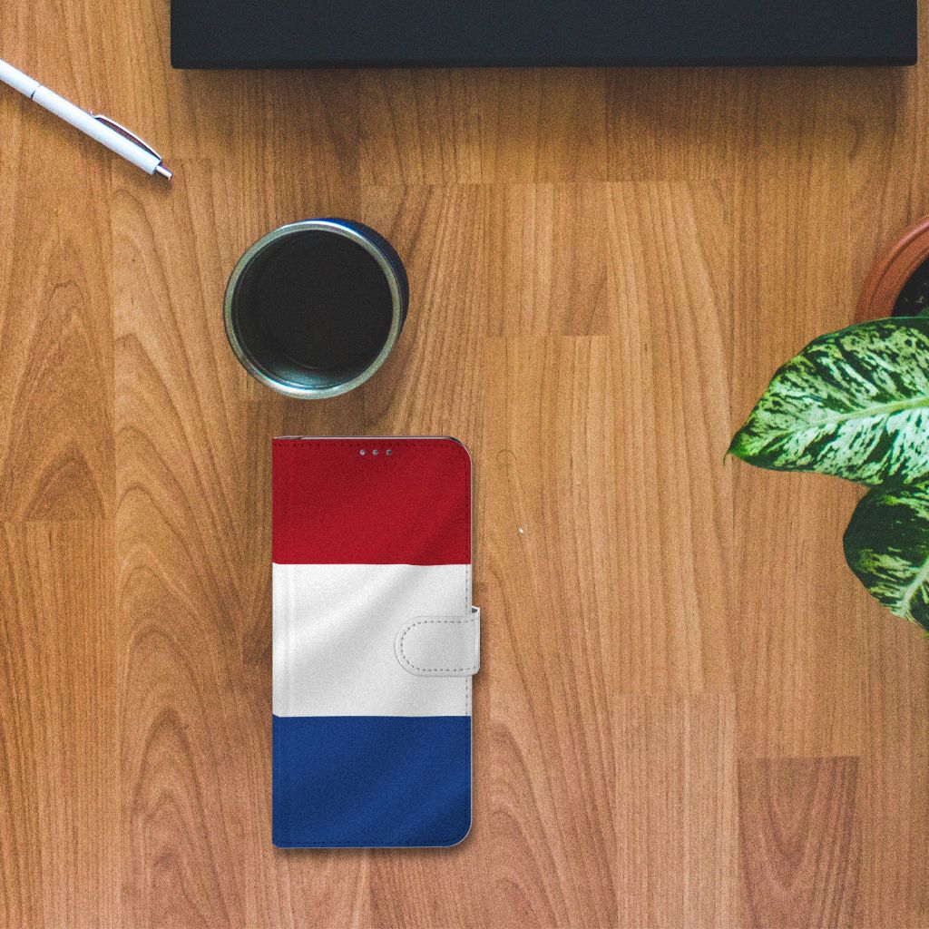 Motorola Moto G 5G Plus Bookstyle Case Nederlandse Vlag bovenaan tafel met planten en koffie