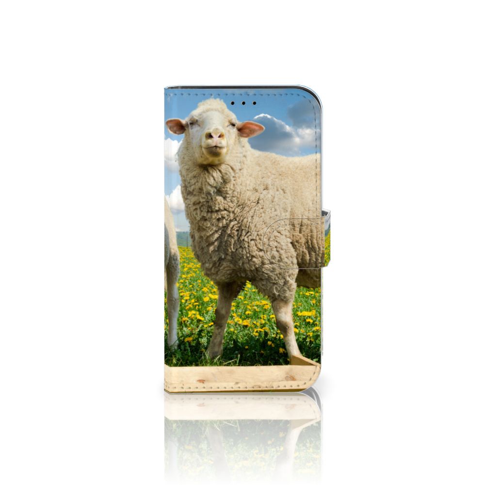 iPhone 13 Pro Telefoonhoesje met Pasjes Schaap en Lammetje met een schapenontwerp in een bloemenveld.