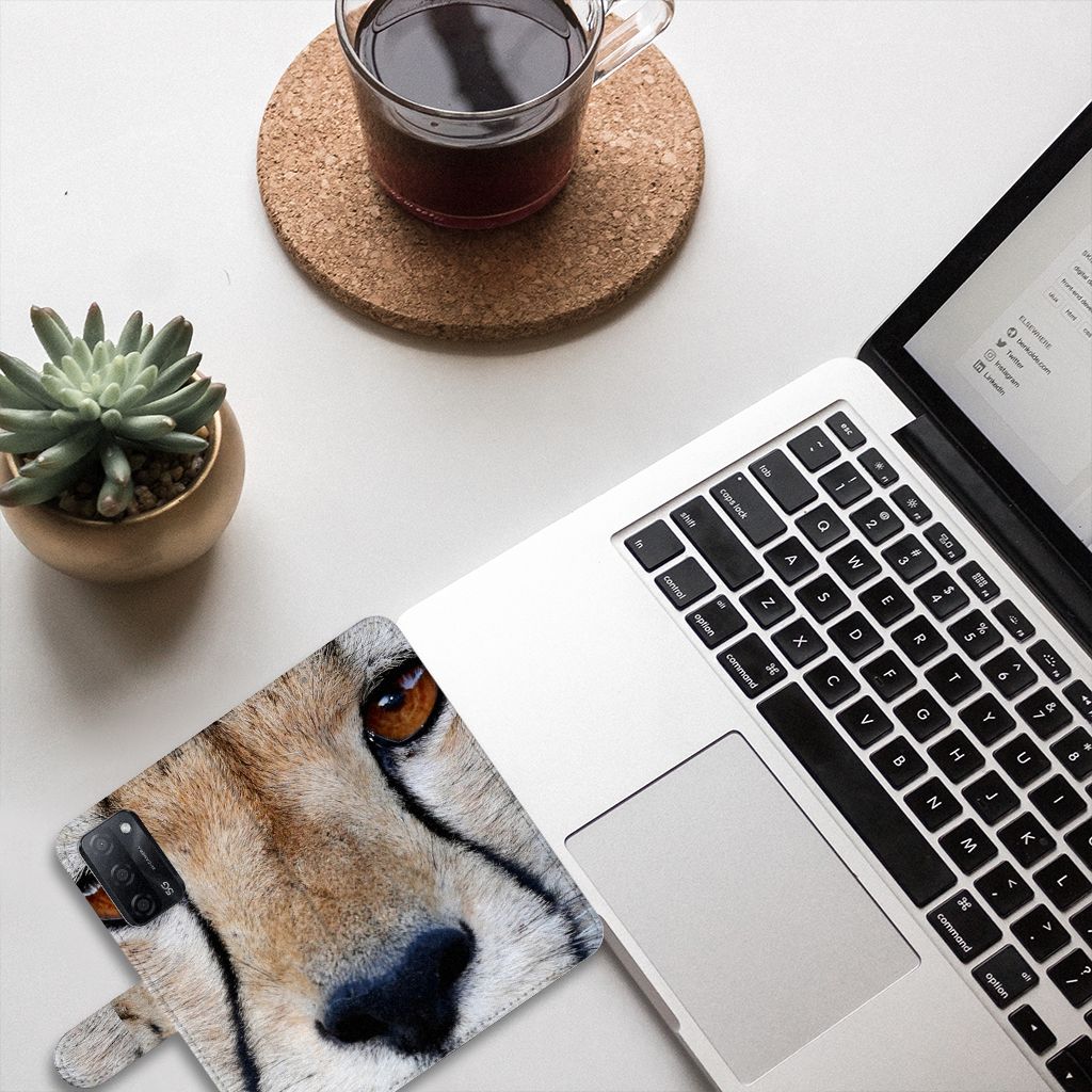 OPPO A16/A16s/A54s Telefoonhoesje met Pasjes Cheetah met close-up van een cheeta op een bureau