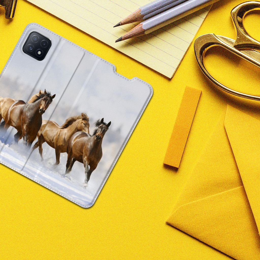 OPPO A73 5G Hoesje maken Paarden met afbeelding van rennende paarden op een gele achtergrond.