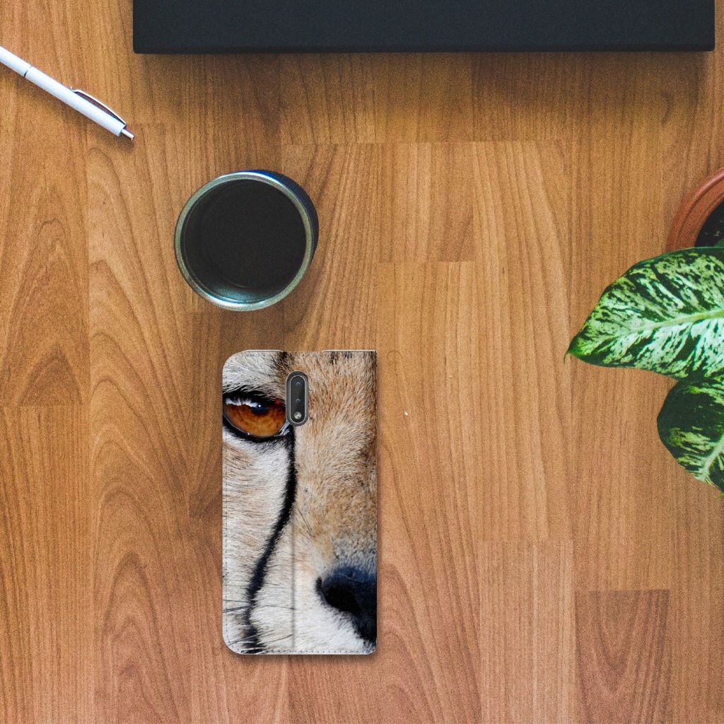 Nokia 2.3 Hoesje maken Cheetah met close-up van een jachtluipaard op een houten tafel.