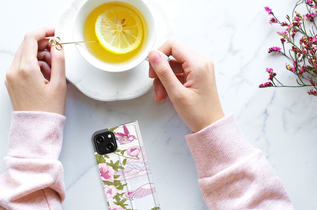 iPhone 13 Mini Hoesje maken Bird Standing met kleurrijke vogels en kopje thee op tafel