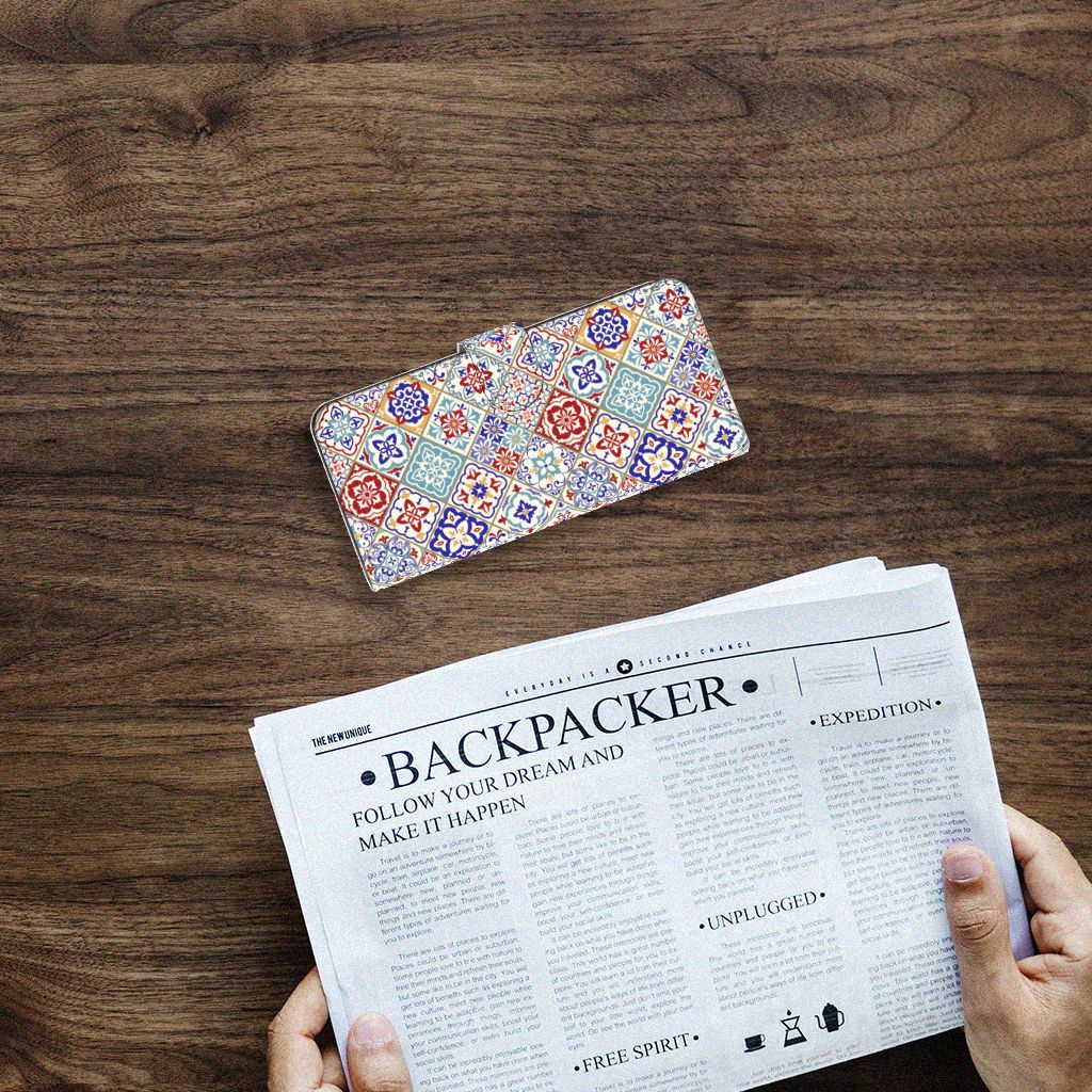 Samsung Galaxy A14 4G Bookcase Tiles Color op een houten tafel met een krant ernaast.