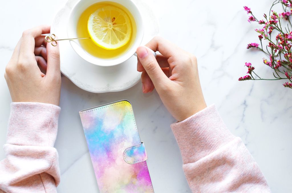 Hoesje OPPO Reno10 | 10 Pro Watercolor Light met pastelkleuren en een hand die een kopje thee vasthoudt.