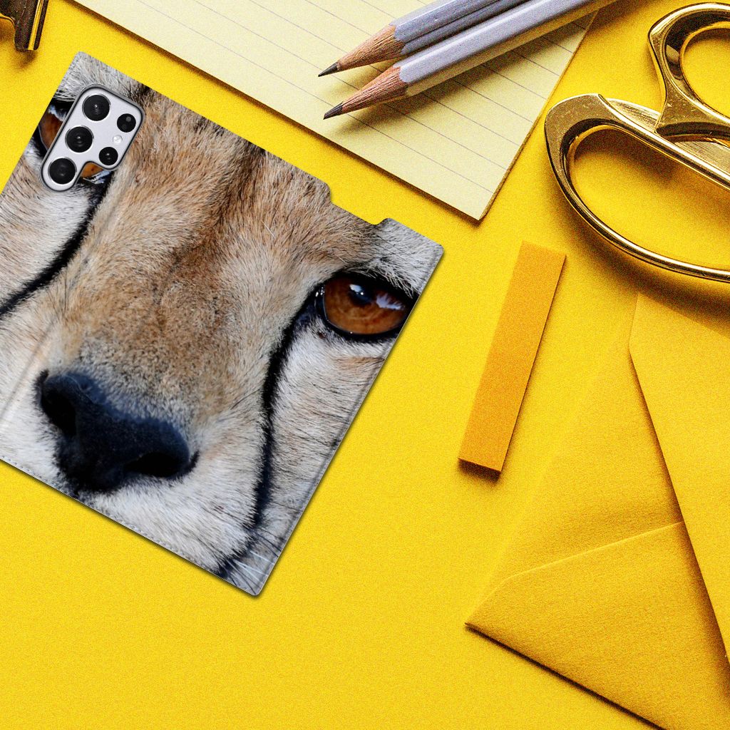 Samsung Galaxy S22 Ultra Hoesje maken Cheetah met close-up van een jachtluipaard op een gele achtergrond.