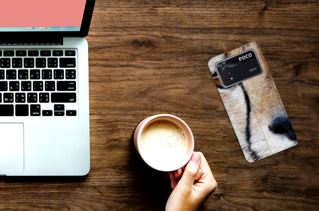Poco X4 Pro 5G Hoesje maken Cheetah met cheetah print naast koffie en laptop op houten tafel.