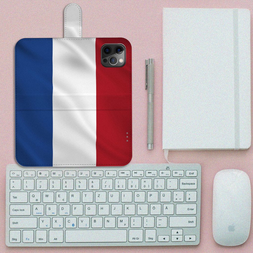 Apple iPhone 12 Pro Max Bookstyle Case Nederlandse Vlag met Franse vlag op bureau