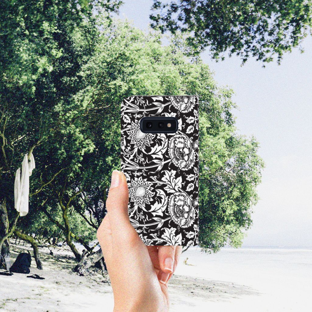 Samsung Galaxy S10e Smart Cover Black Flowers