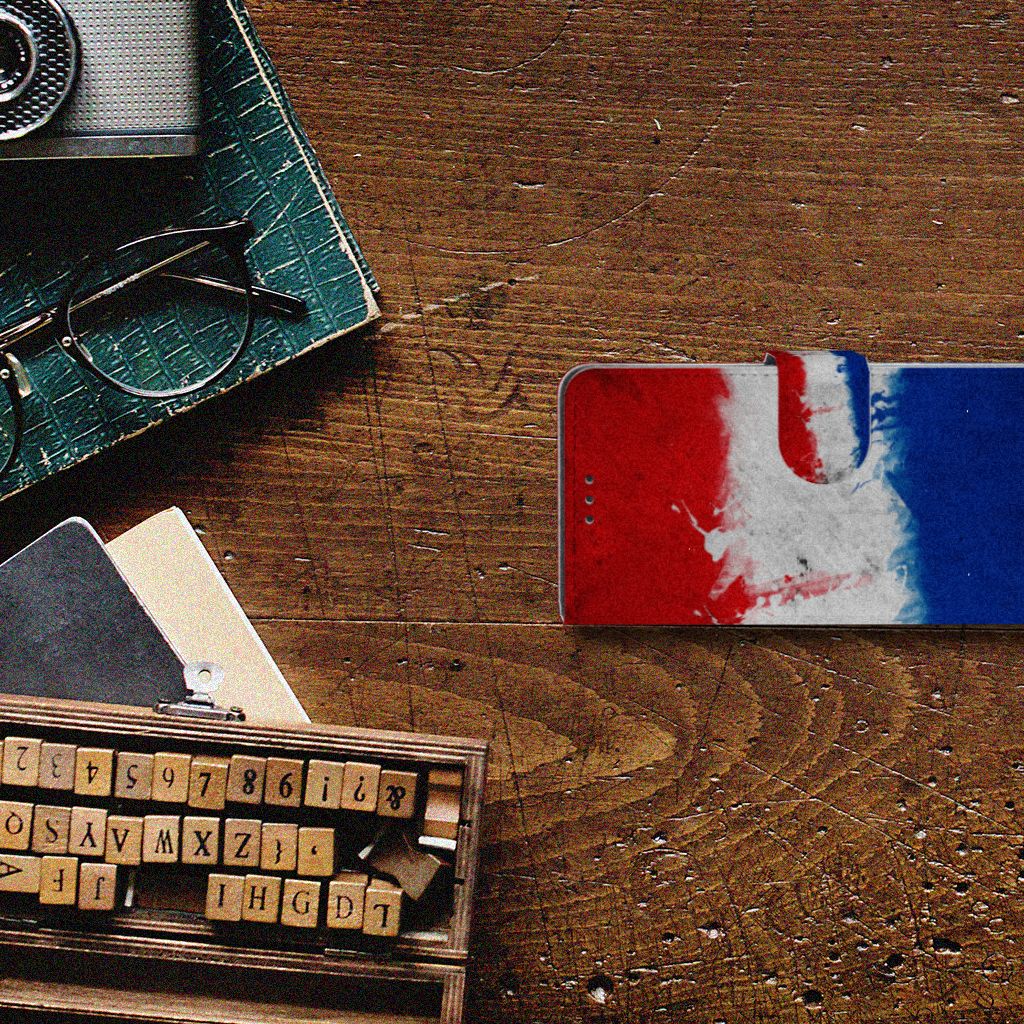 Xiaomi Mi 9 SE Bookstyle Case Nederland met artistiek design van de Nederlandse vlag op een houten tafel.