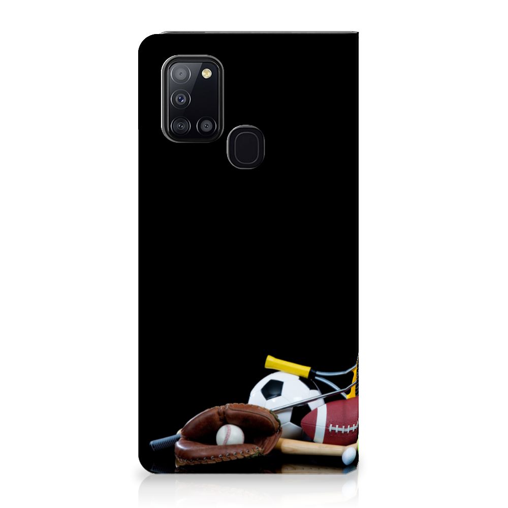 Samsung Galaxy A21s Hippe Standcase Sports met sportuitrusting en ballen voor actieve levensstijl.