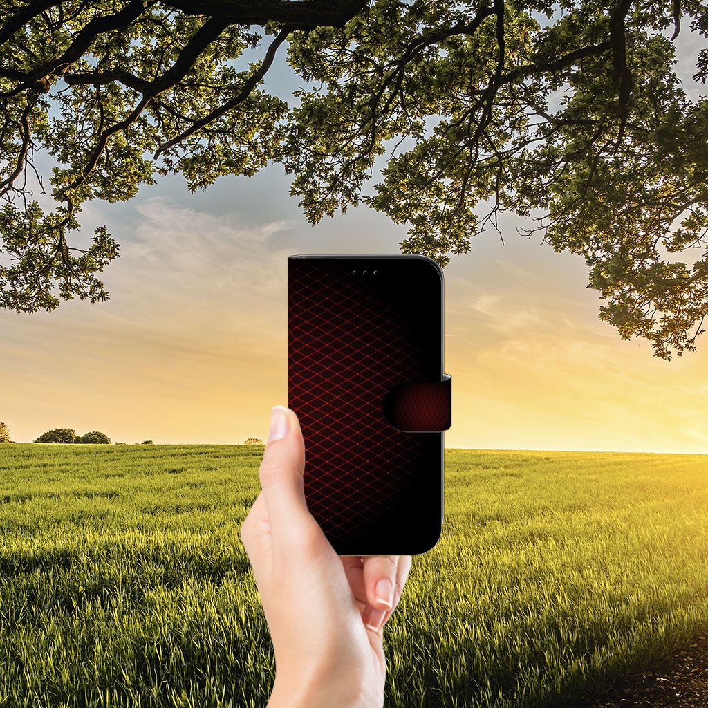 Apple iPhone 13 Telefoon Hoesje Geruit Rood in hand tegen een natuurachtergrond met zonsondergang.