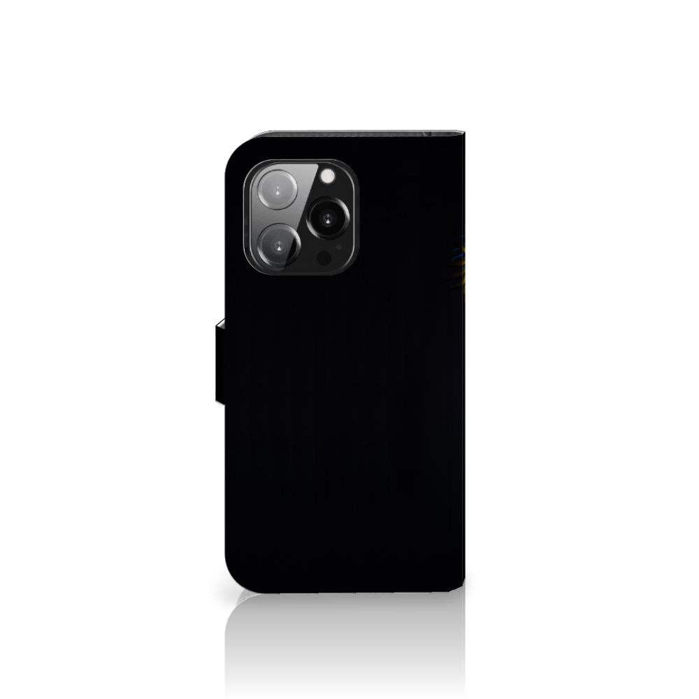 iPhone 13 Pro Telefoonhoesje met Pasjes Papegaai, elegant zwart design voor optimale bescherming.