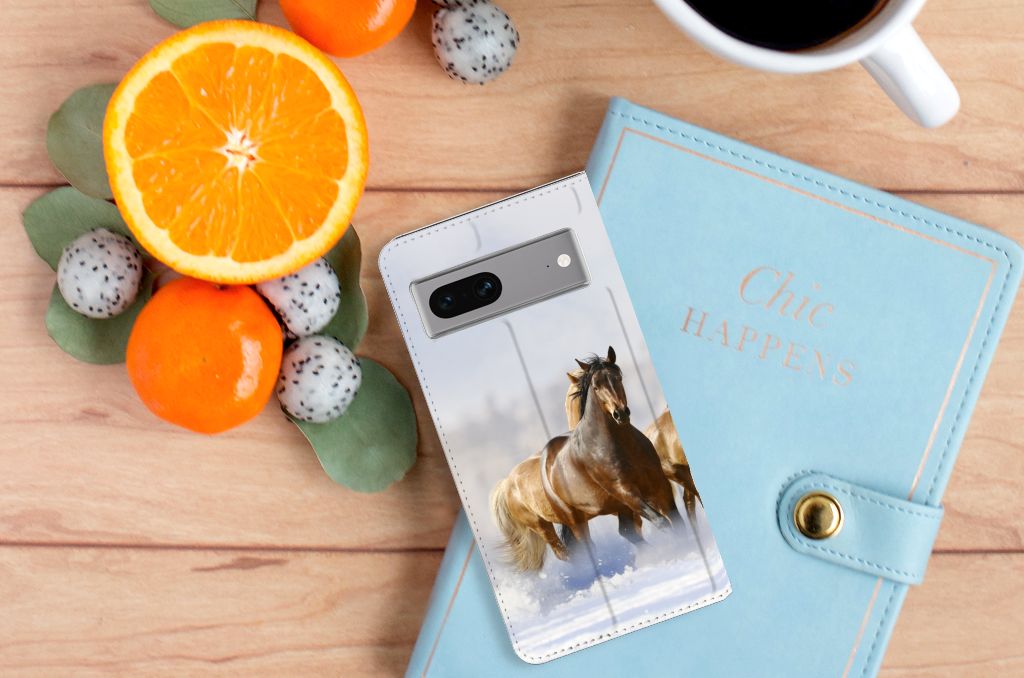 Google Pixel 7 Hoesje maken Paarden met paardenprint op een stijlvol bureau.