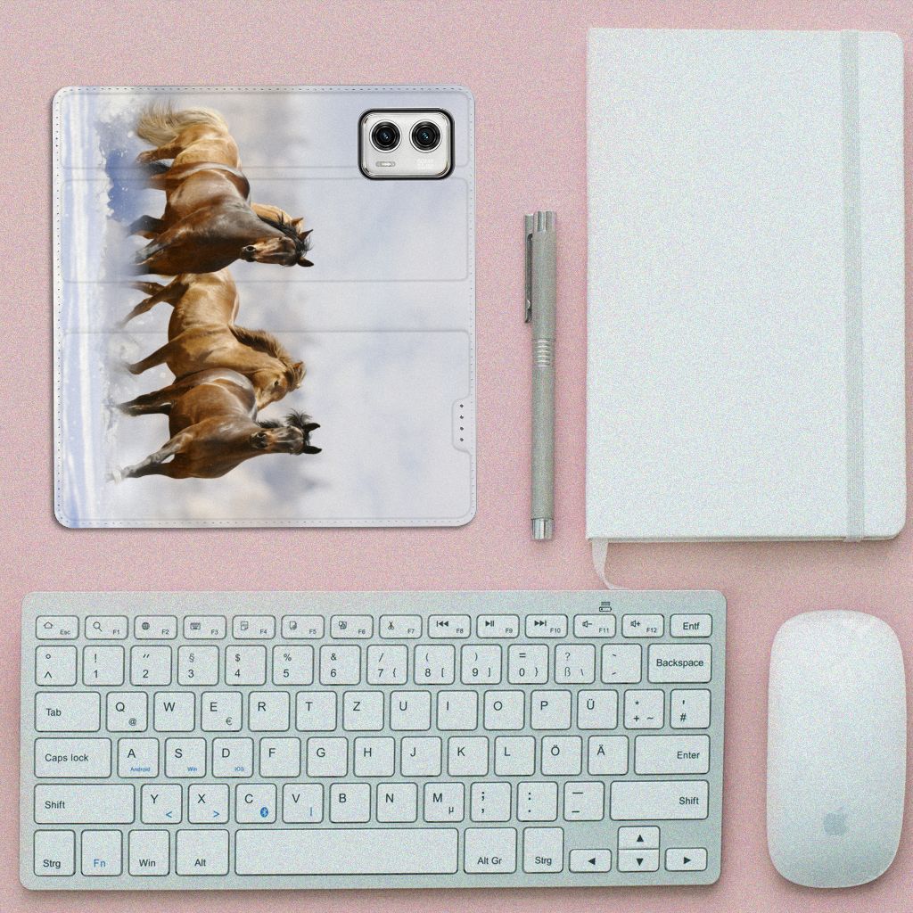 Motorola Moto G73 Hoesje maken Paarden met paardenprint op een bureau met toetsenbord en notitieboek.