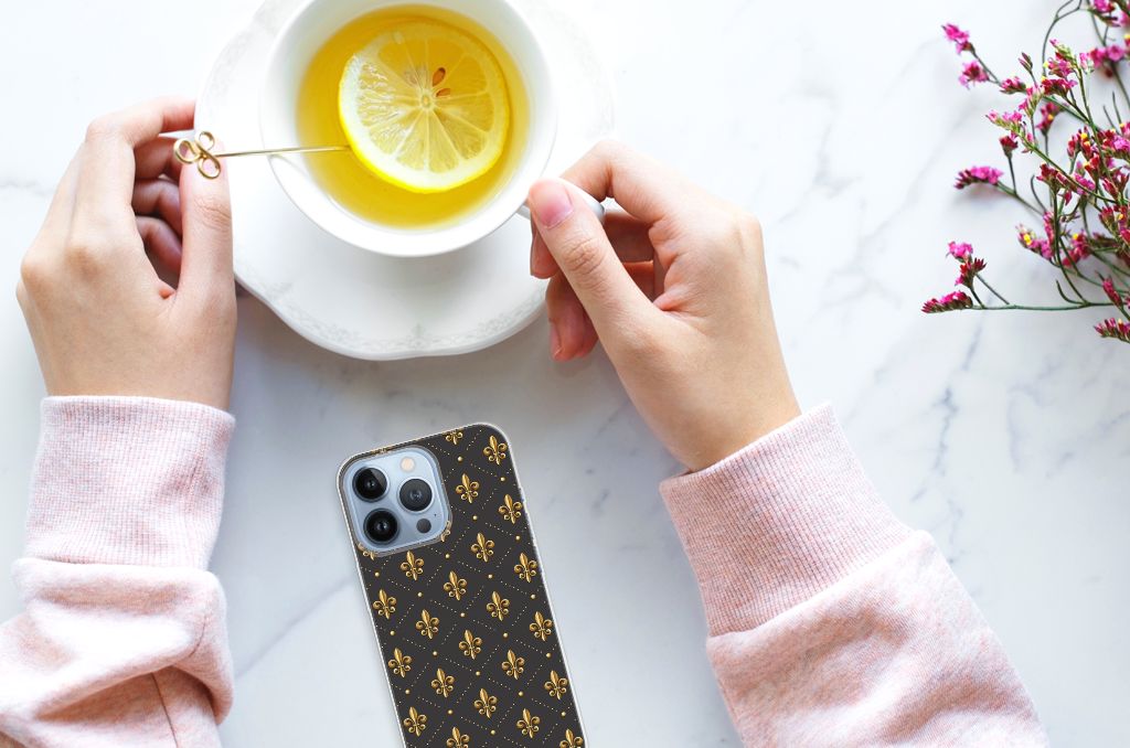 Apple iPhone 13 Pro TPU bumper Franse Lelie naast een kopje thee met citroen