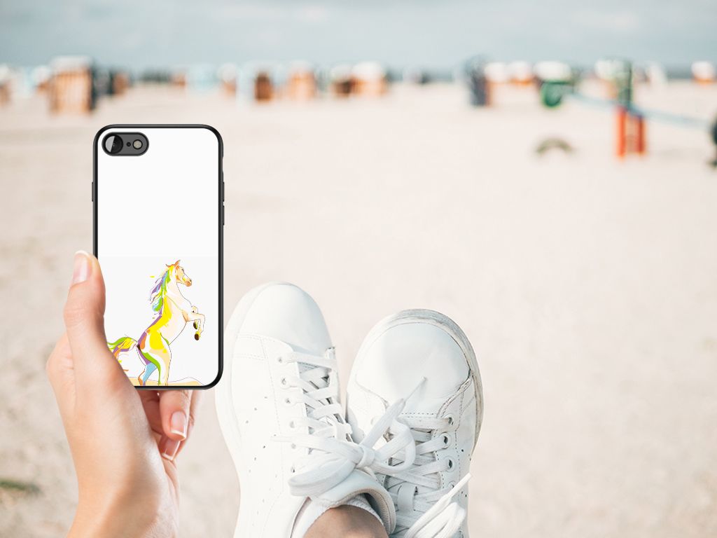 iPhone SE 2022 | SE 2020 | 7/8 Hoesje Horse Color in hand, beach background, stylish protective case design.