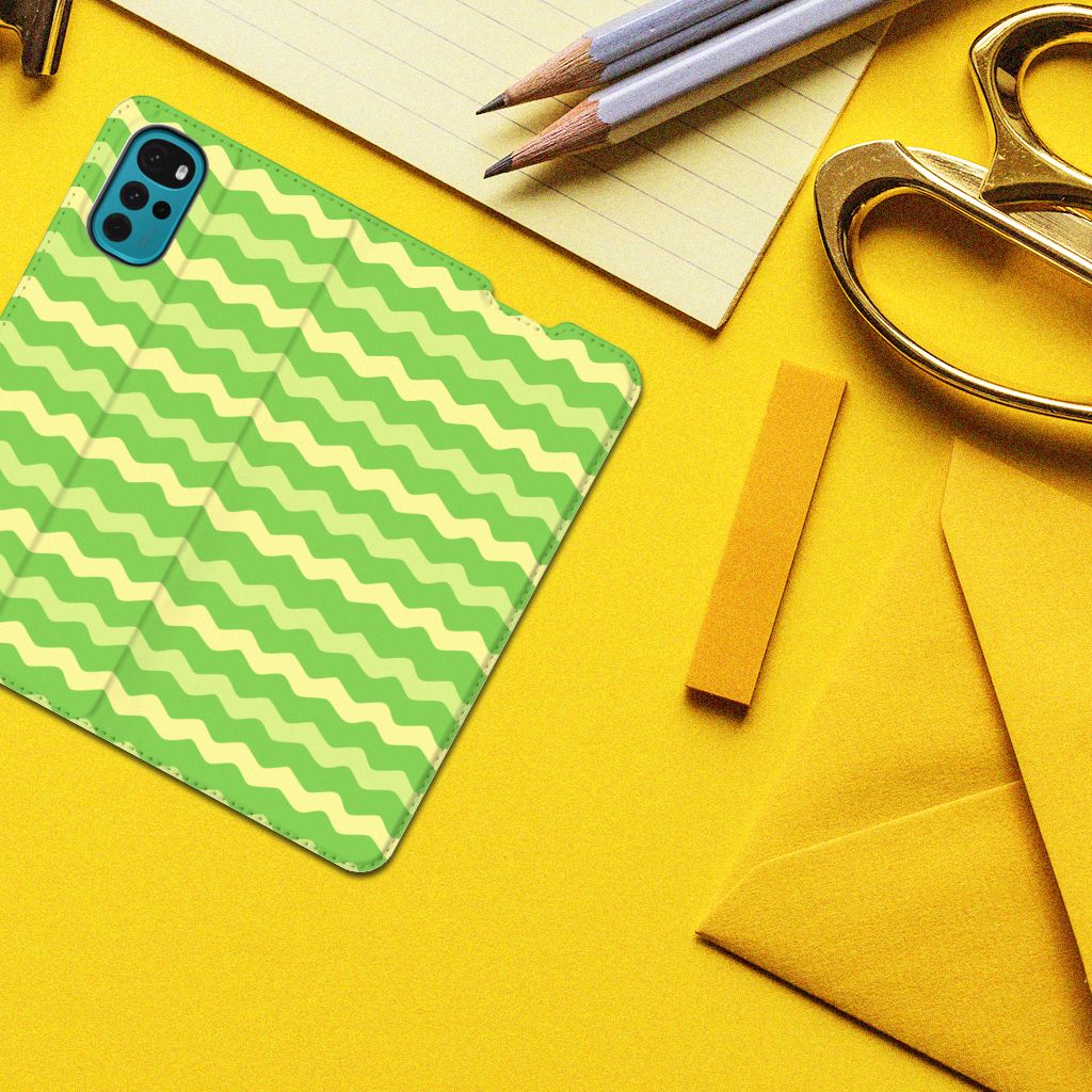 Motorola Moto G22 Hoesje met Magneet Waves Green - B2C Telecom