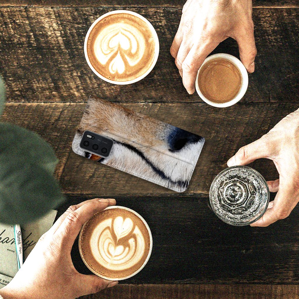 OPPO A54s | A16 | A16s Hoesje maken Cheetah met koffiekoppen op een houten tafel.