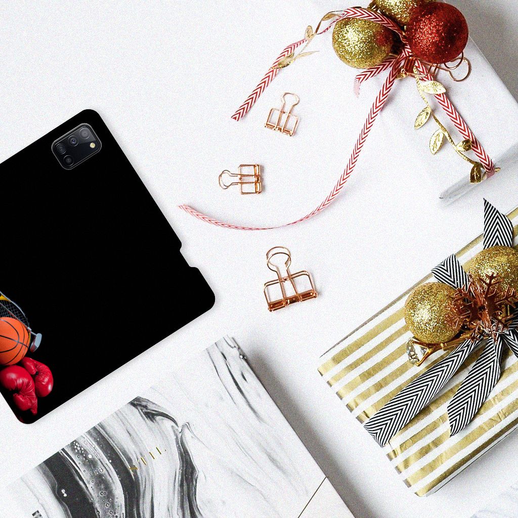 Samsung Galaxy A31 Hippe Standcase Sports met basketbal en bokshandschoenen op een tafel.
