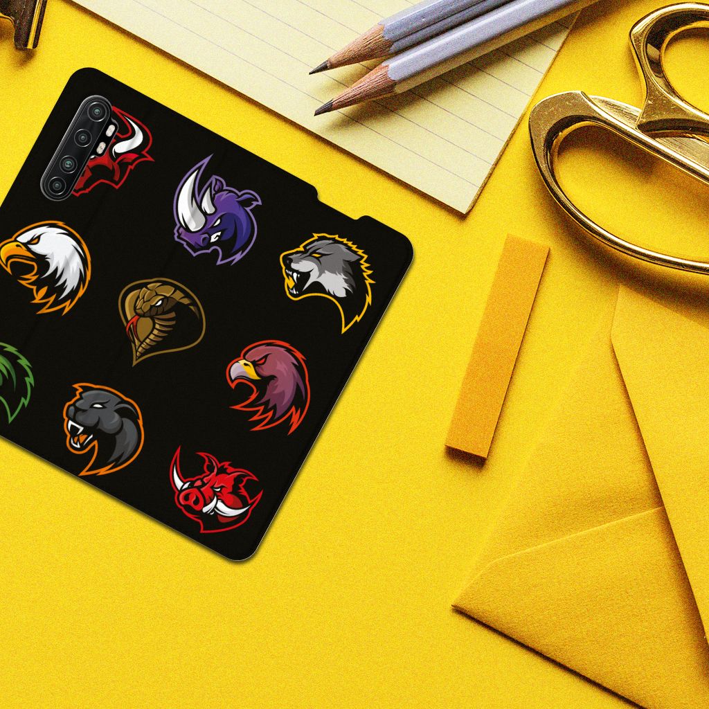 Xiaomi Mi Note 10 Lite Magnet Case Cartoon met kleurrijke dierenlogo's op een zwarte achtergrond.