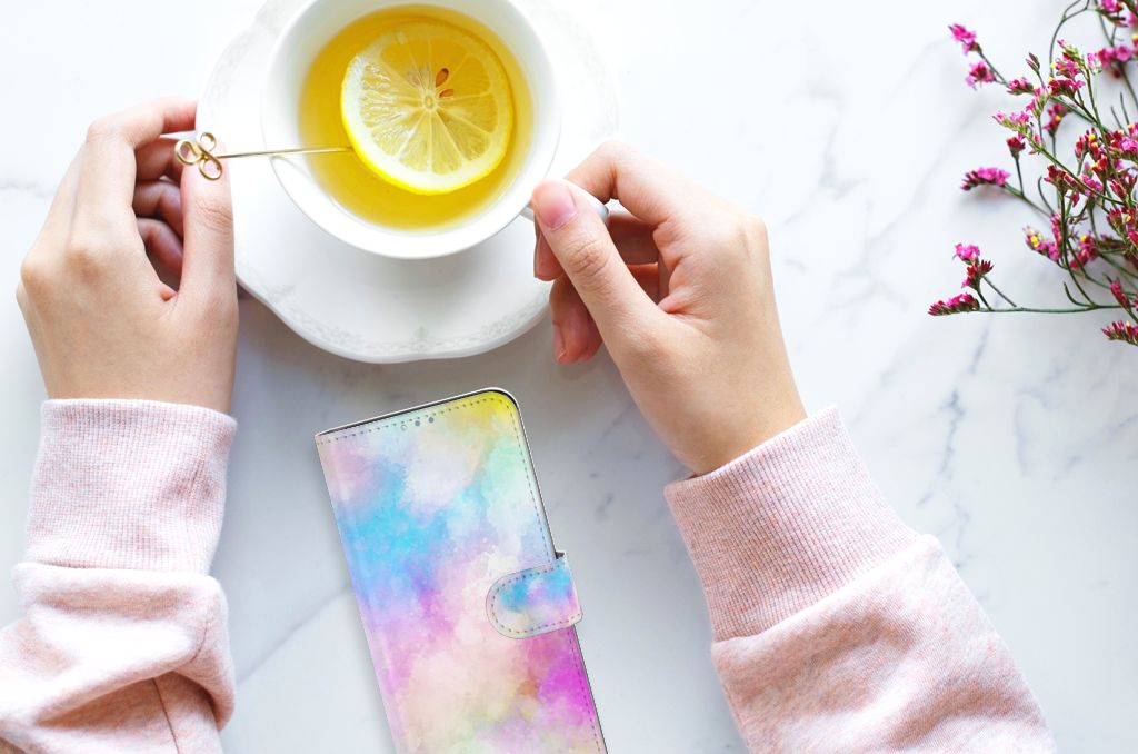 Hoesje OPPO Reno4 Z Watercolor Light met pastelkleuren en een hand die een kopje thee vasthoudt.