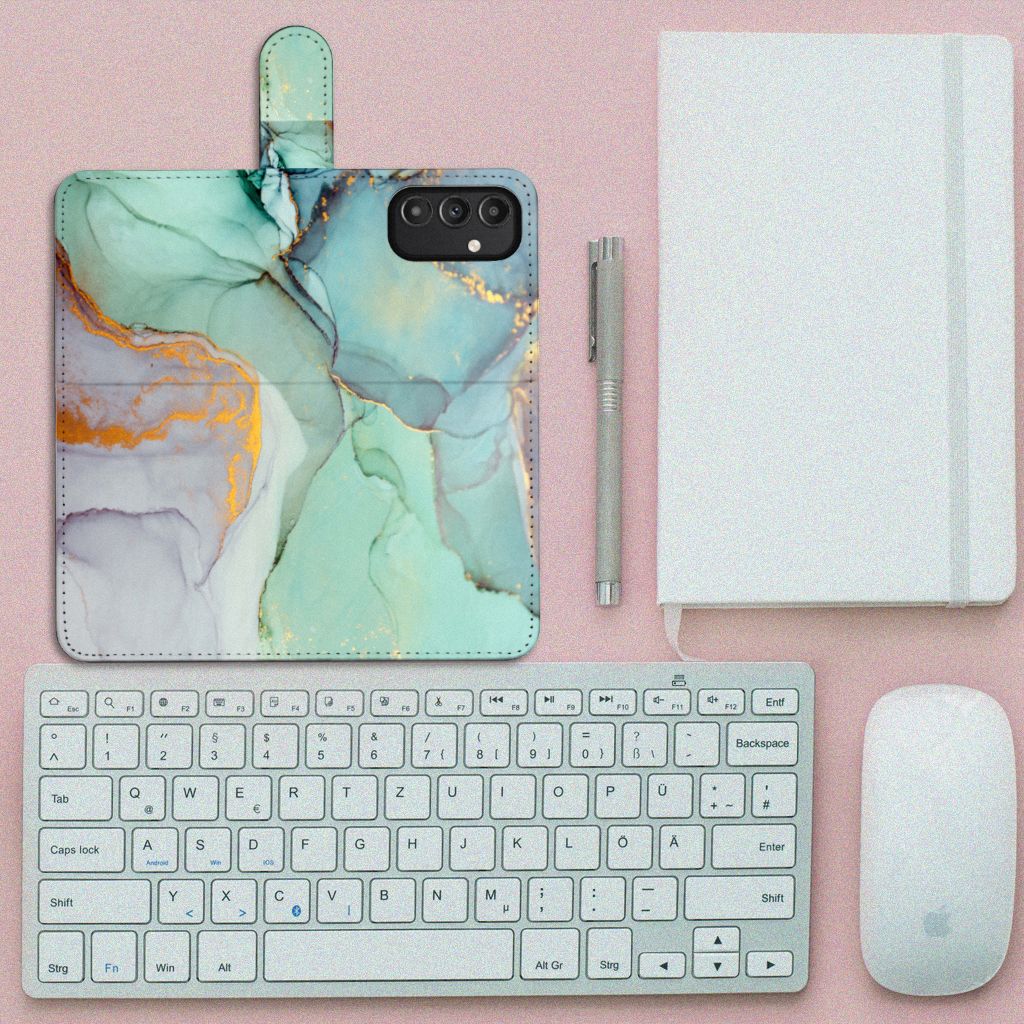 Hoesje voor Samsung Galaxy A14 4G Watercolor Mix met kleurrijk design op een bureau met toetsenbord en notitieboek.