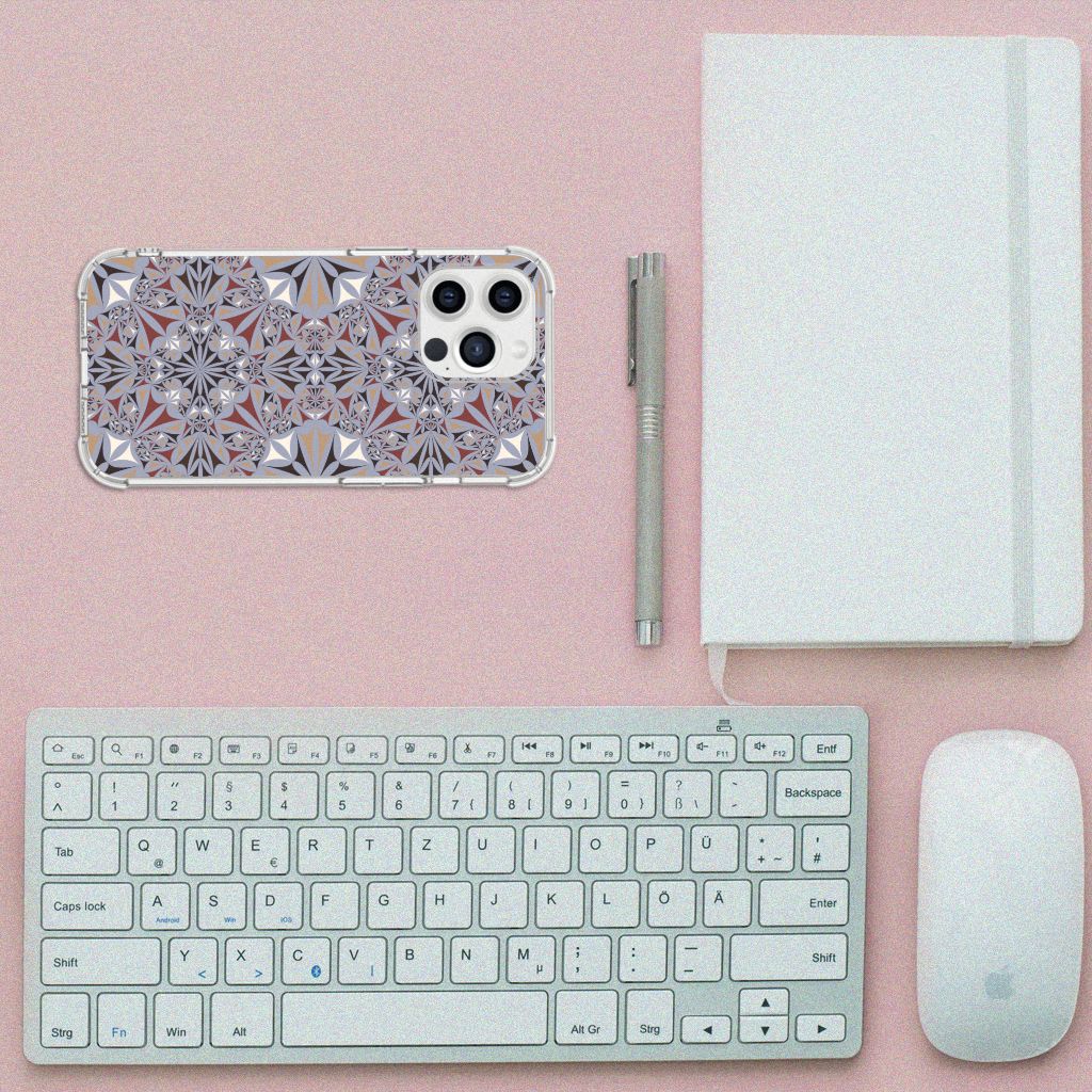 iPhone 13 Pro Max Anti-Shock Hoesje Flower Tiles op een bureau met toetsenbord en notitieboek