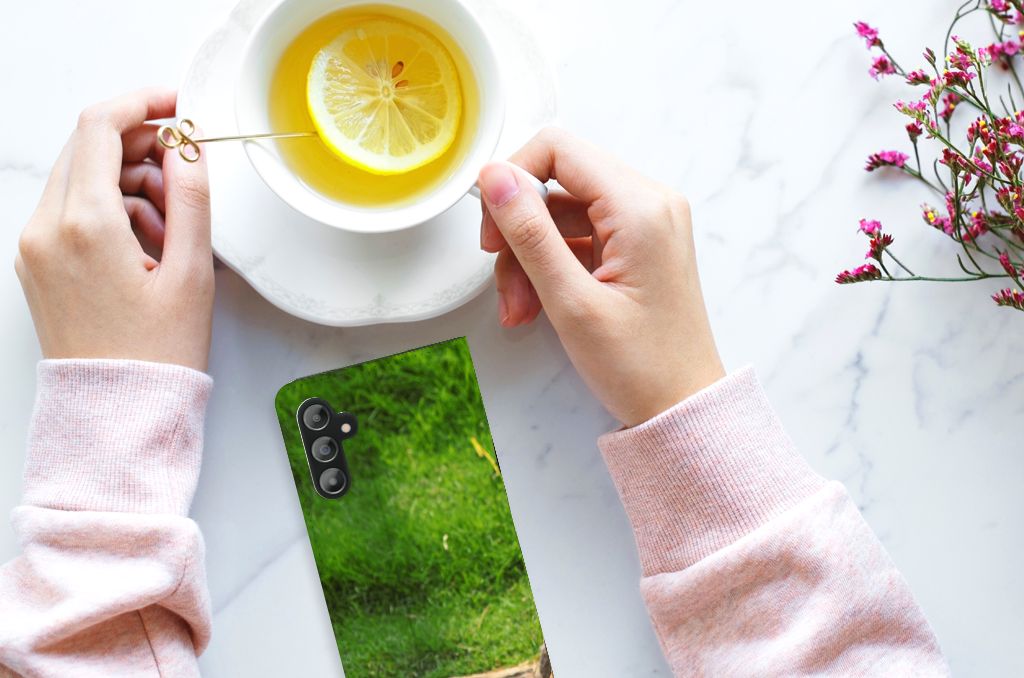 Samsung Galaxy A14 5G Hoesje maken Panda met groene achtergrond en een kopje thee op tafel.