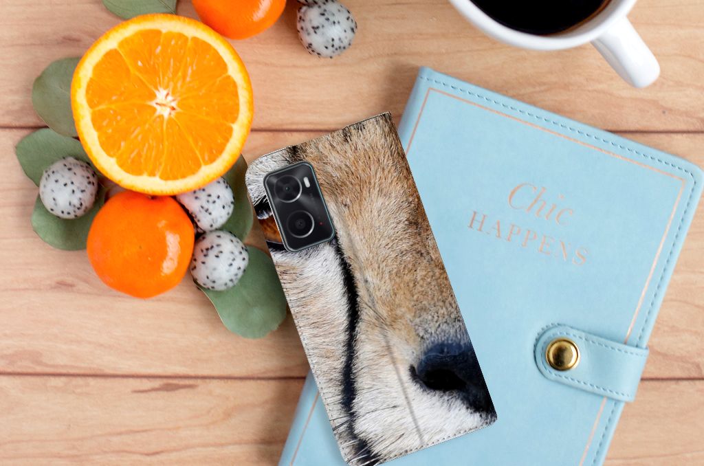 OPPO A96 | A76 Hoesje maken Cheetah met close-up van een cheetah in de natuur, geplaatst naast fruit en een notitieboek.