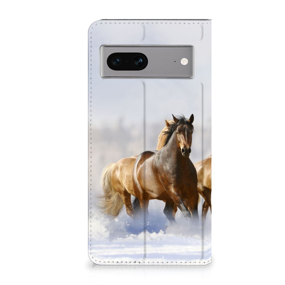 Google Pixel 7 Hoesje maken Paarden met een prachtige print van galopperende paarden in de sneeuw.
