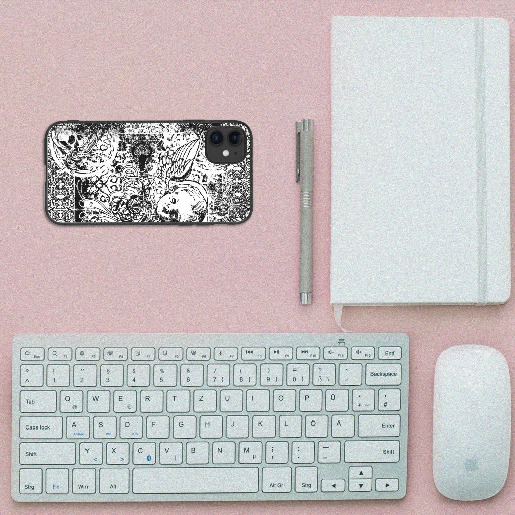 Telefoonhoesje iPhone 11 Skulls Angel op een bureau met een toetsenbord, muis en notitieboek.