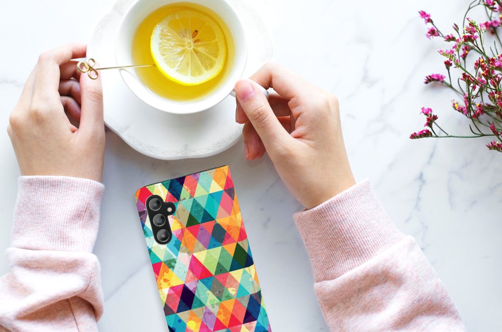 Samsung Galaxy A14 5G Hoesje met Magneet Geruit met kleurrijk geometric design en een kopje thee.