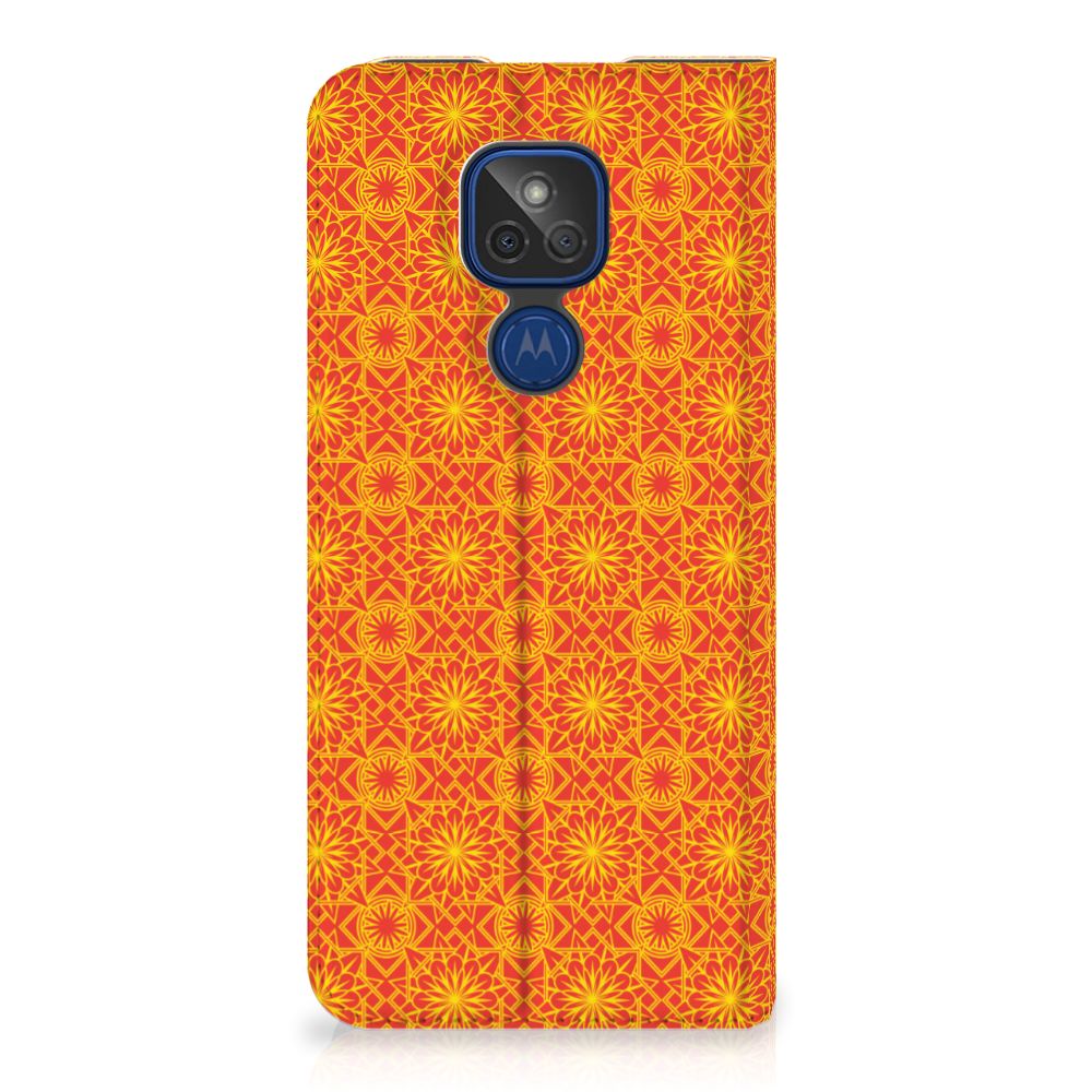 Motorola Moto G9 Play Hoesje met Magneet Batik Oranje - B2C Telecom