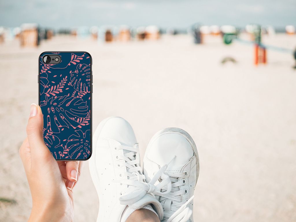 iPhone SE 2022 | SE 2020 | 7/8 Bloemen Hoesje Palm Leaves tegen een strandachtergrond, met sneaker in beeld.