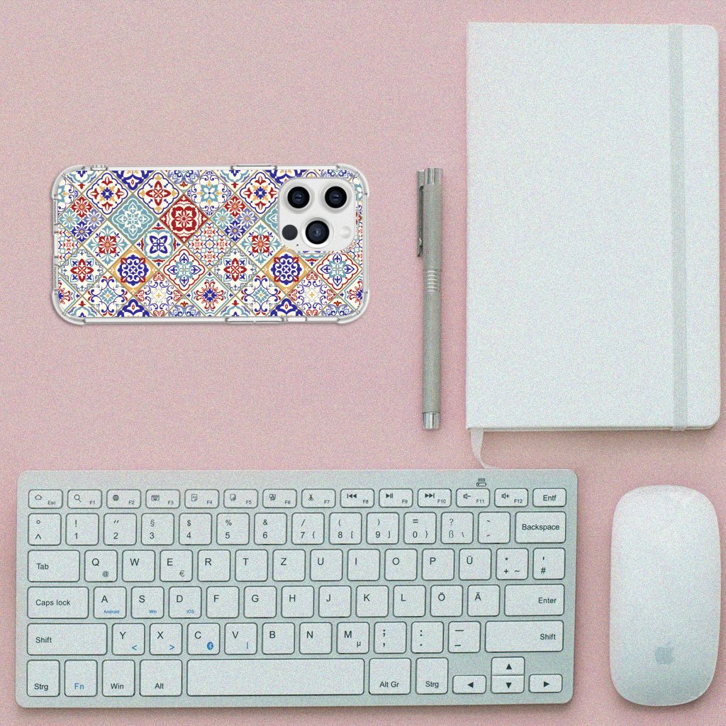 iPhone 13 Pro Max Anti-Shock Hoesje Tiles Color op een bureau met toetsenbord, muis en notitieboek.